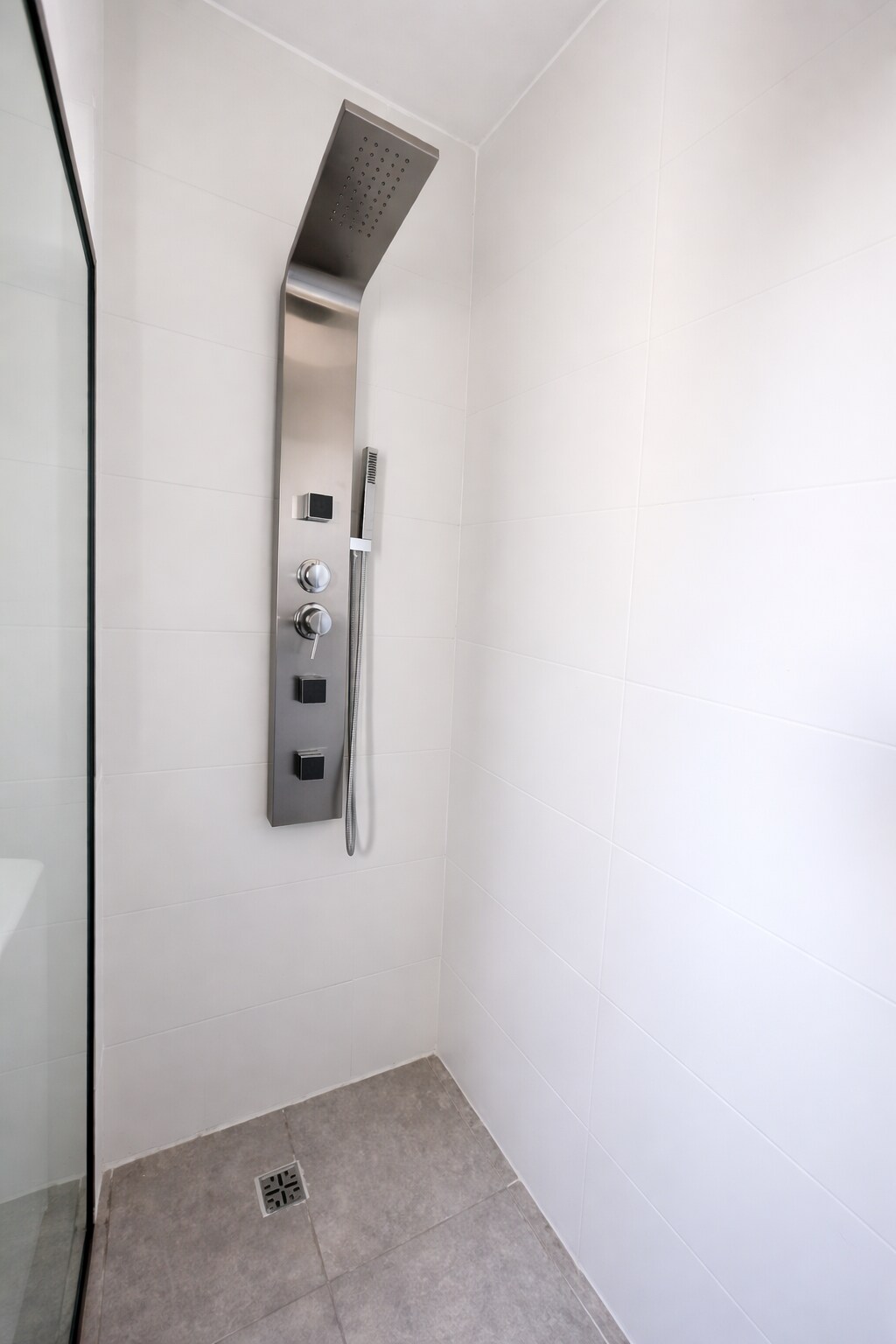 Acabados de ducha y baño en departamento de Rosario renovado