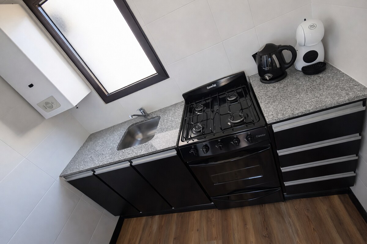 Cocina moderna en departamento de Rosario renovado